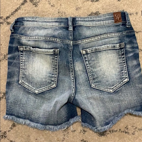 Sneak Peek Denim shorts - Picture 3 of 3